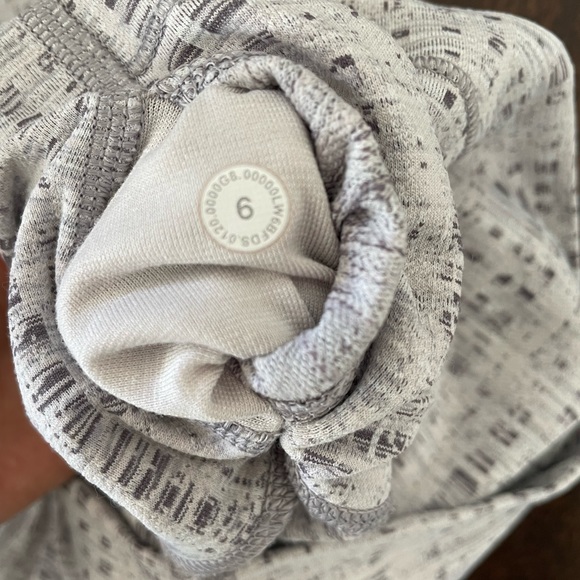 Lululemon cropped leggings in grey pattern, size 6 - Picture 7 of 7